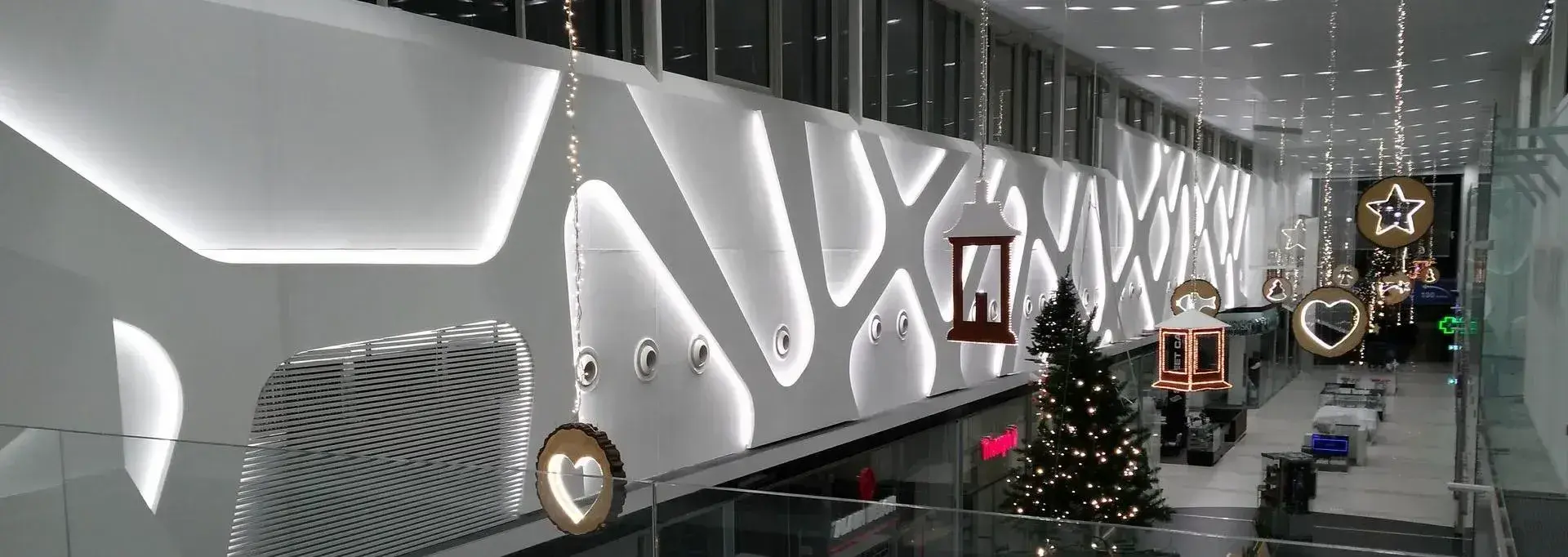 White colour of RGBW DALI lighting on walls in commercial centre