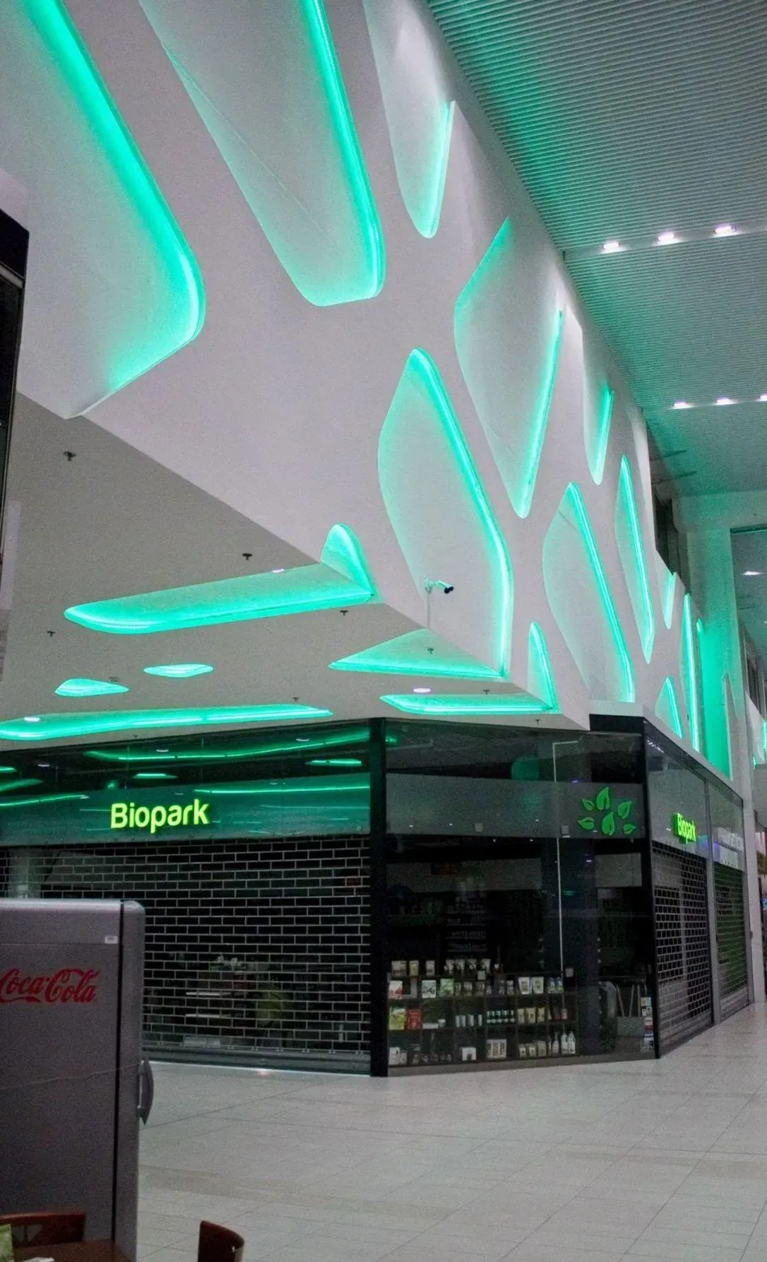 Green colour of RGBW DALI lighting on walls in commercial centre